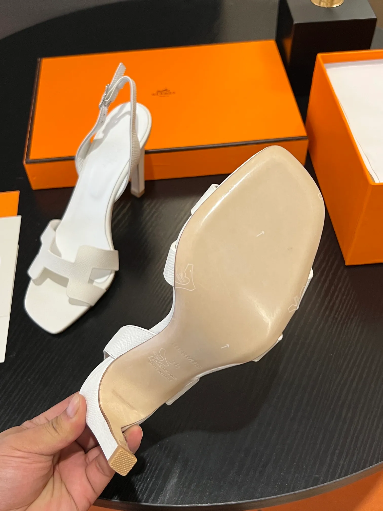 👟👟Ex-factory price 600👟👟Hermès 2023 high-heeled temperament sandals original customization! Counter synchronization! Hermès high heels have always been simple, fashionable and elegant! ! ! It can hold any style of wear, the height of 10.5cm is easy to control, and the feet feel comfortable and pressure-free! The classic and elegant style brings a sense of luxury to your feet! Highly recommended Material: Upper imported calfskin + mixed sheepskin lining Outsole: Italian genuine leather sole Size: 34-42 (34.41.42 customization is non-returnable and non-exchangeable)